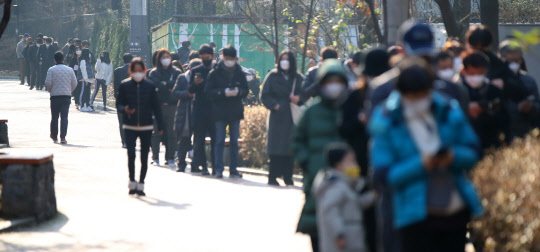 국내 코로나19 신규 확진자수가 월요일 기준 역대 최다를 기록한 7일 오전 서울 서초보건소에 마련된 선별진료소를 찾은 시민들이 검사를 위해 대기하고 있다.  연합뉴스